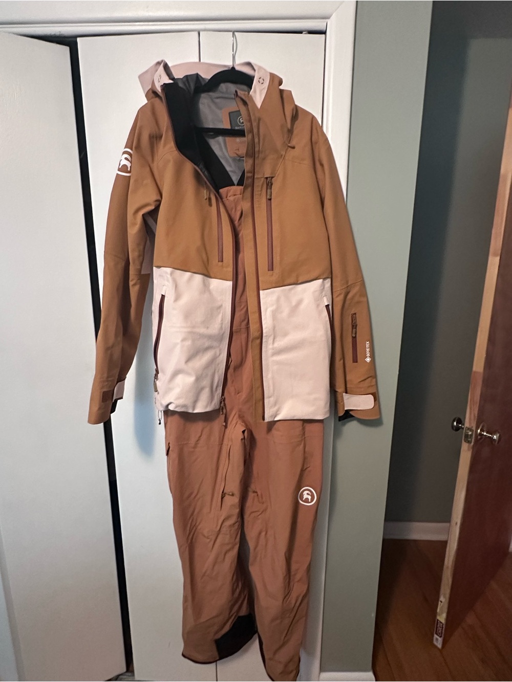 Women's Two-Tone Tan and Peach Ski Jacket and Bibs set by Backcountry XL